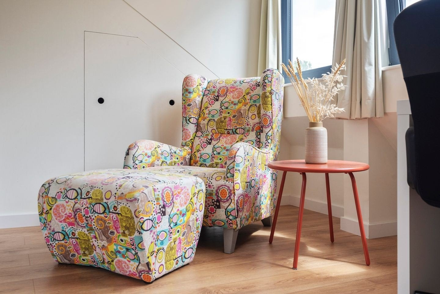 Levendige Geprinte Oorfauteuil met Bijpassende Hocker, Ophalen, 75 tot 100 cm, Zo goed als nieuw, 75 tot 100 cm