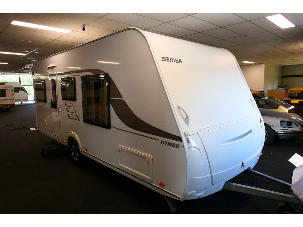 Eriba-Hymer Living 550 Queens bed, Caravans en Kamperen, Caravans, 5 tot 6 meter, Tot en met 4, 1000 - 1250 kg, Treinzit