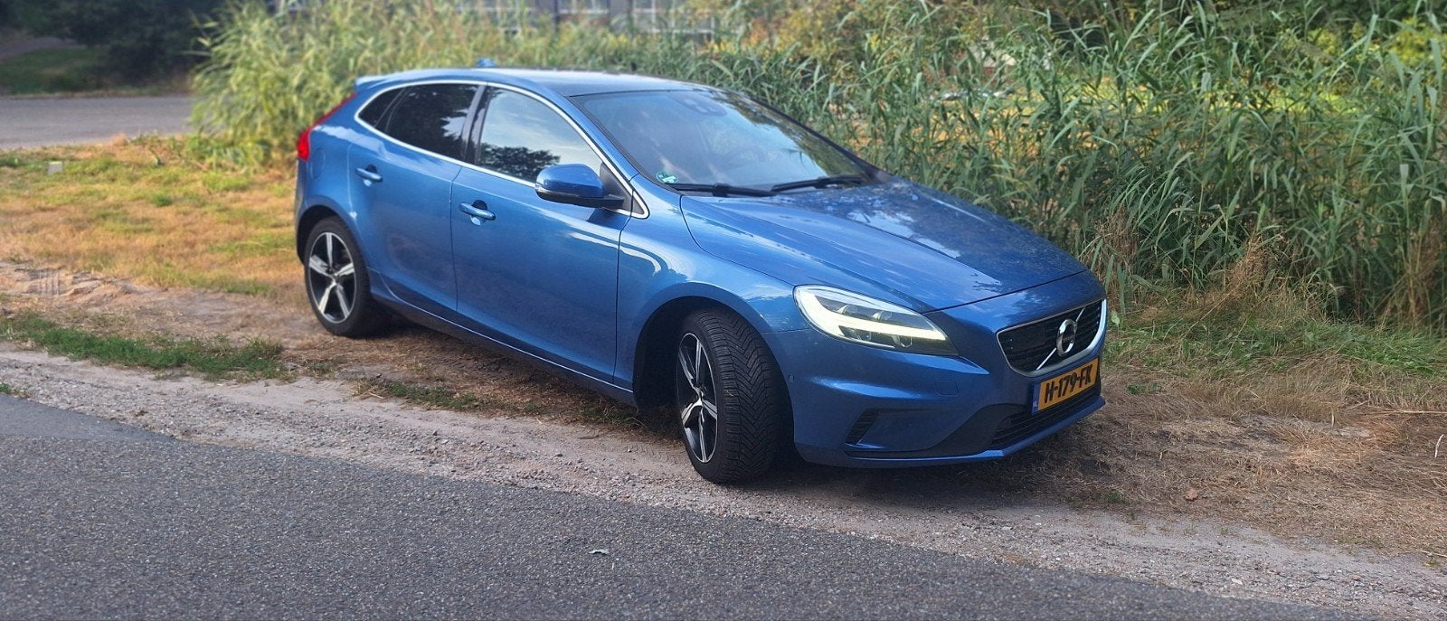 Volvo V40 1.5 T3 152PK Geartronic 2020 Blauw, Auto's, Volvo, 1498 cc, 4 cilinders, 700 kg, Blauw