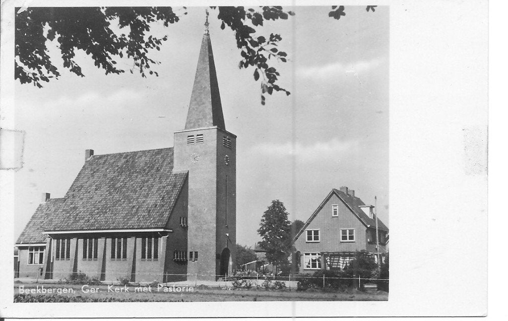 Beekbergen: Ger. Kerk met Pastorie - Oude Ansichtkaart, Ophalen of Verzenden, 1940 tot 1960, Gelopen, Gelderland