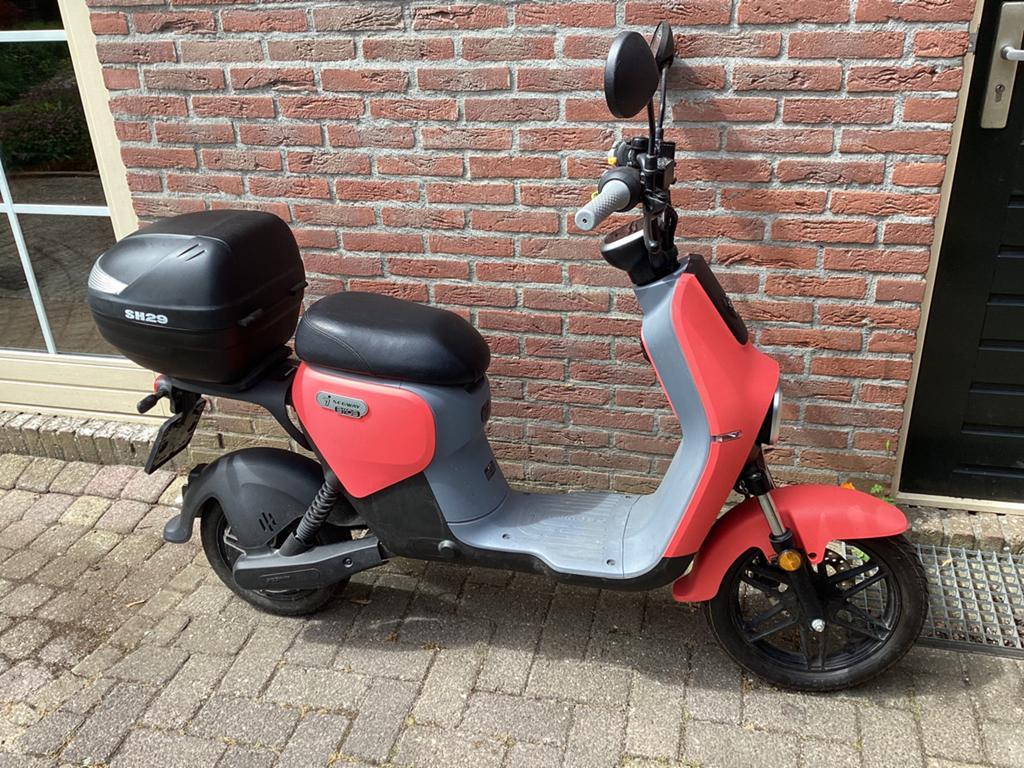 Elektrische scooter met topkoffer, uit 2022., Elektrisch, Zo goed als nieuw, Ophalen, Overige merken