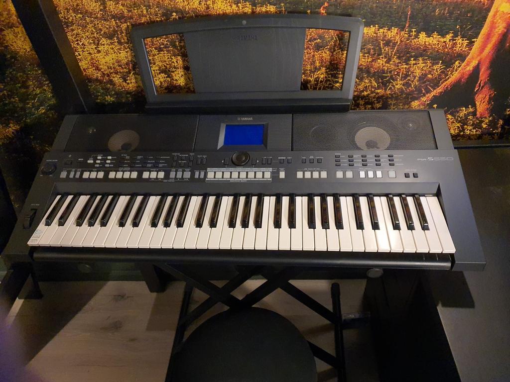 Yamaha PSR S650 Keyboard + in hoogte vers. standaard en kruk, Ophalen, Zo goed als nieuw, 61 toetsen, Yamaha