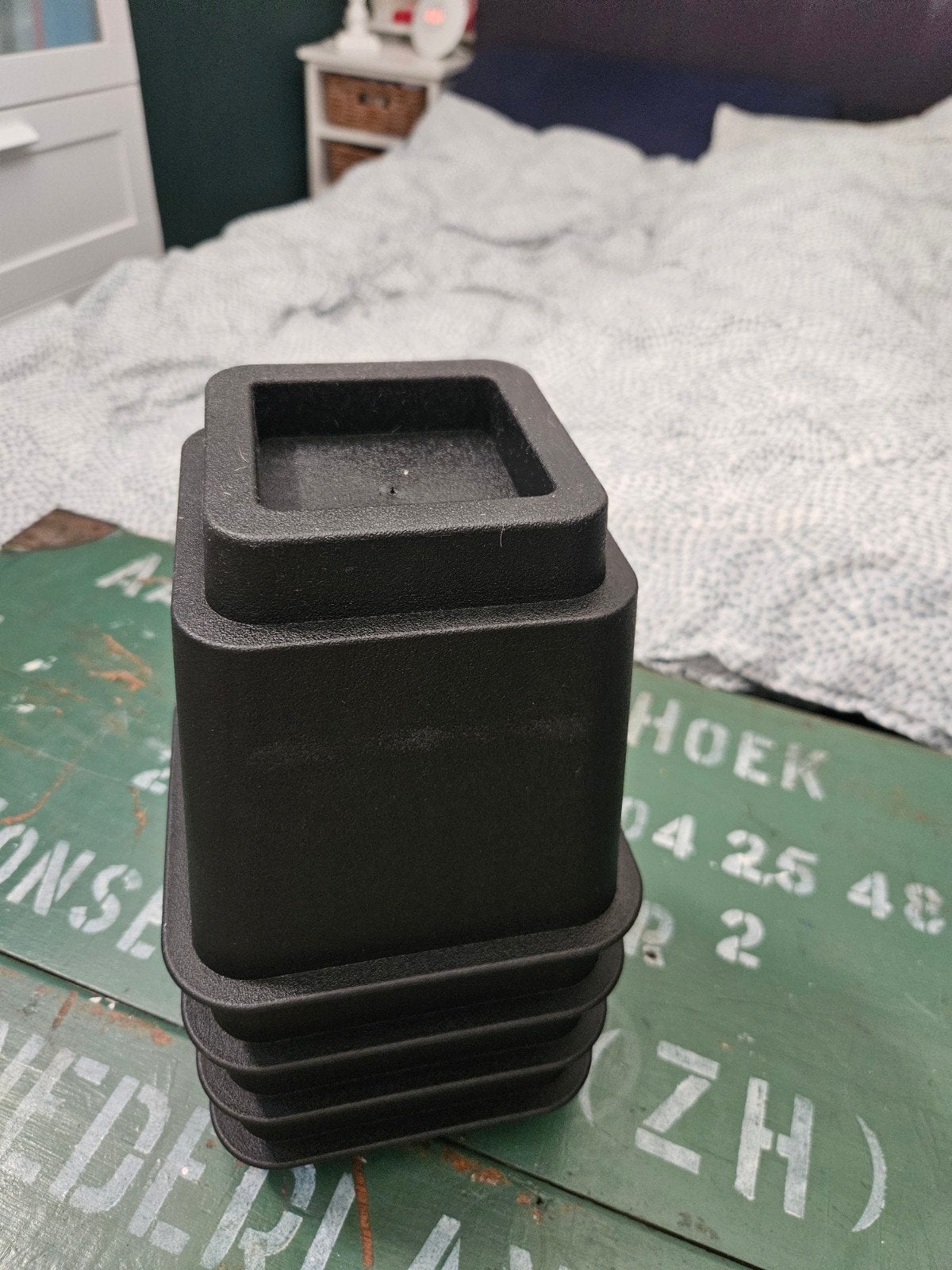 Set van 4 zwarte bedverhogers/meubelpoten, Ophalen, Gebruikt