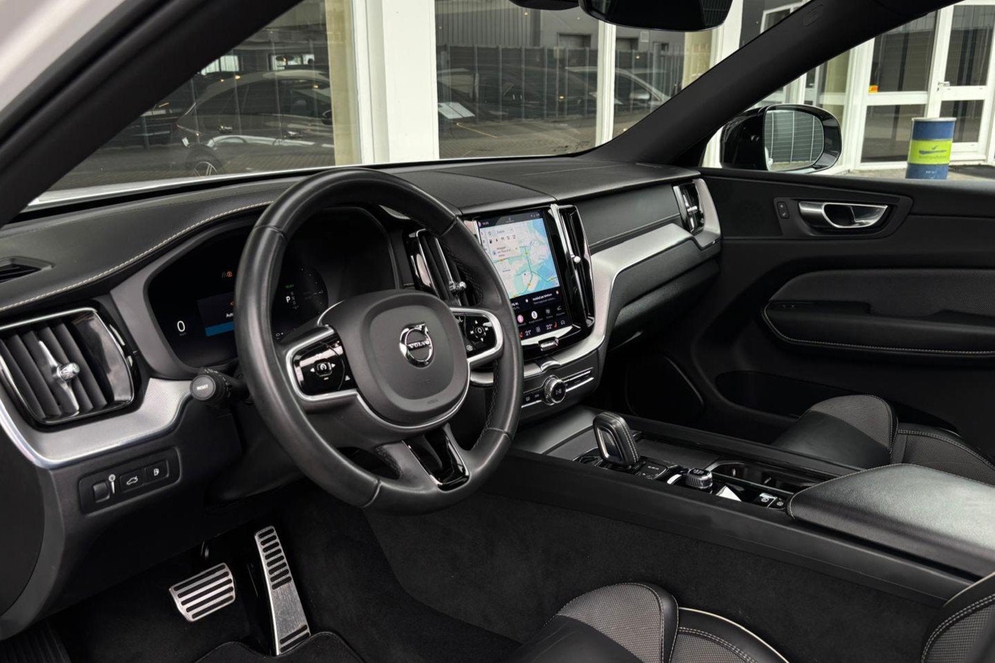 Volvo XC60 2.0 T6 Recharge AWD R-Design | PANO | MEMORY | CA, Automaat, Gebruikt, 1969 cc, Bedrijf