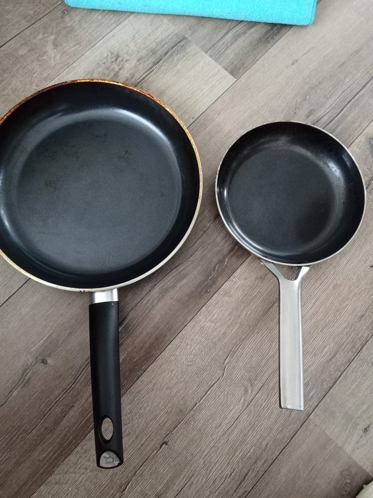 2 koekenpannen 28 en 14cm voor op gas, Ophalen of Verzenden, Gebruikt, Rvs, Koekenpan