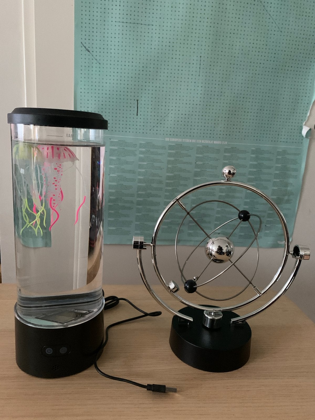 kwallenlamp met kleurverandering (fotos) en perpetuum mobile, Meerkleurig, Kunststof, Ophalen of Verzenden, Zo goed als nieuw