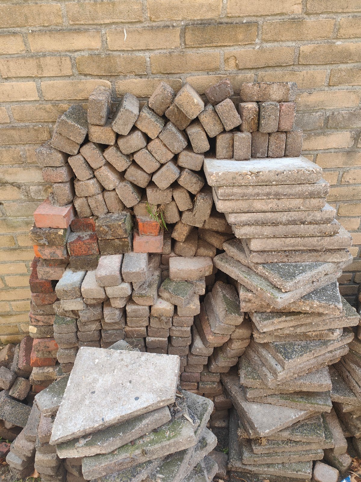 Gratis stenen en tegels af te halen, Tuin en Terras, Gebruikt, Overige typen, Ophalen of Verzenden, 10 m² of meer