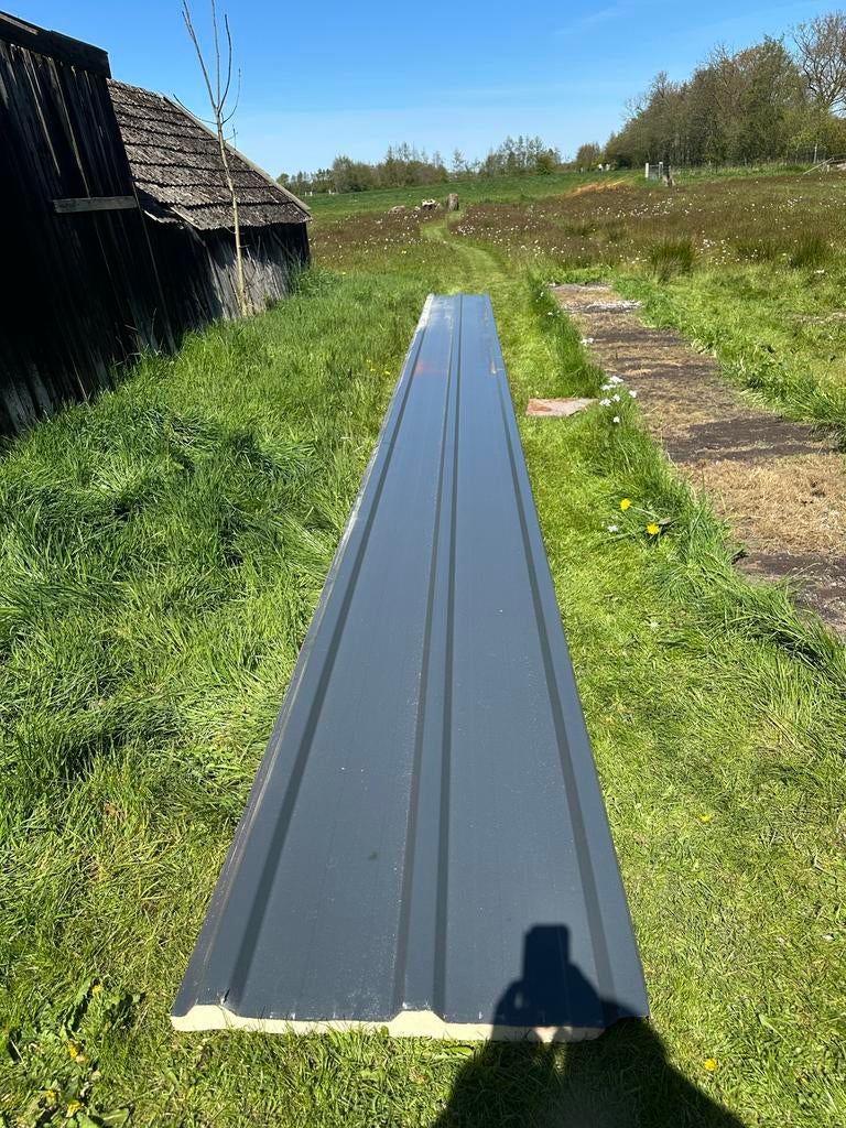 Nieuwe geïsoleerde dakplaat, antraciet, 10,50meter, Doe-het-zelf en Verbouw, Nieuw, Minder dan 5 m², Metaal, Grijs