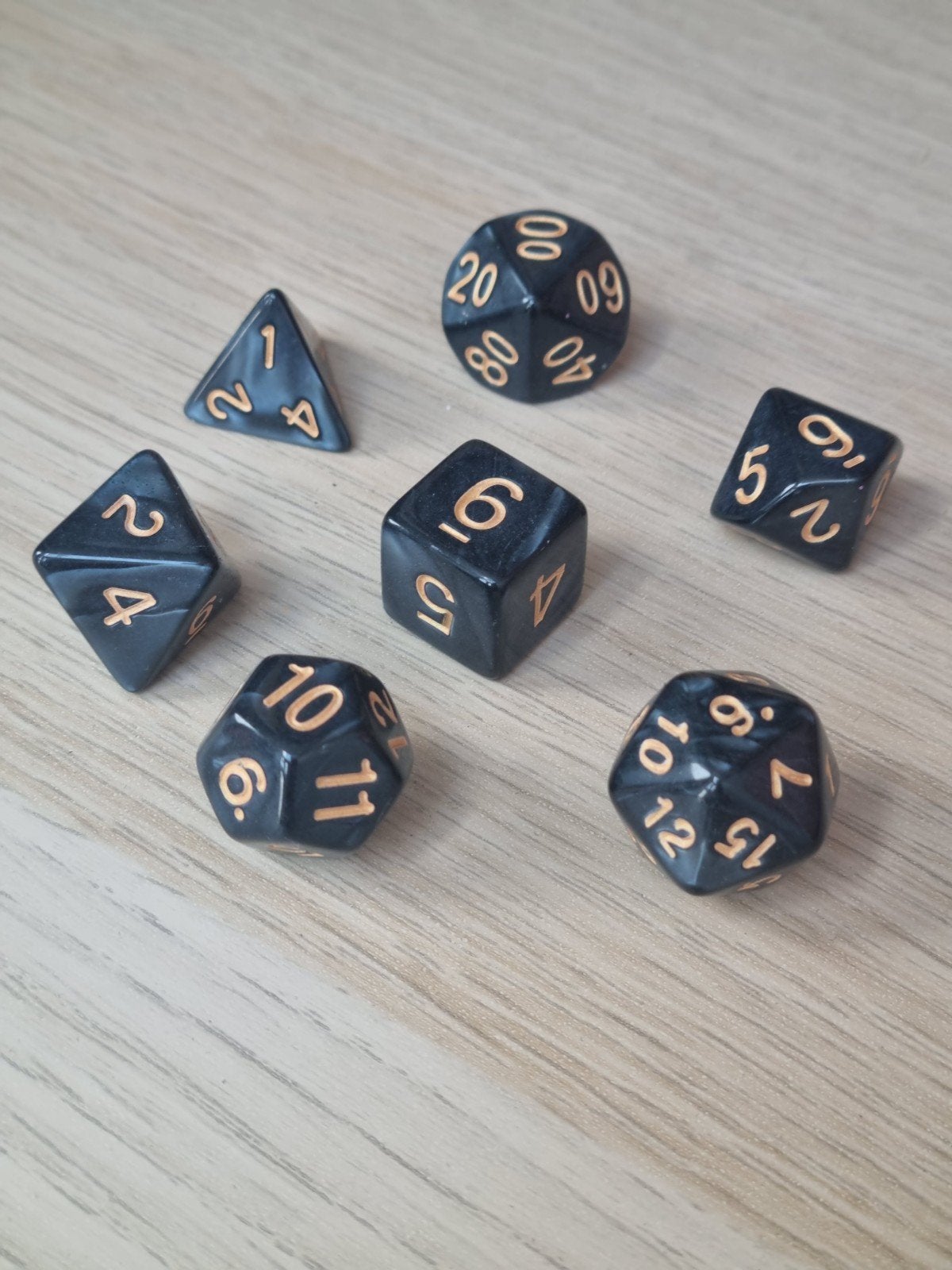 Geheel Nieuwe D&D Dobbelstenen Set Zwart Goud, Hobby en Vrije tijd, Wargaming, Ophalen of Verzenden, Gebruikt