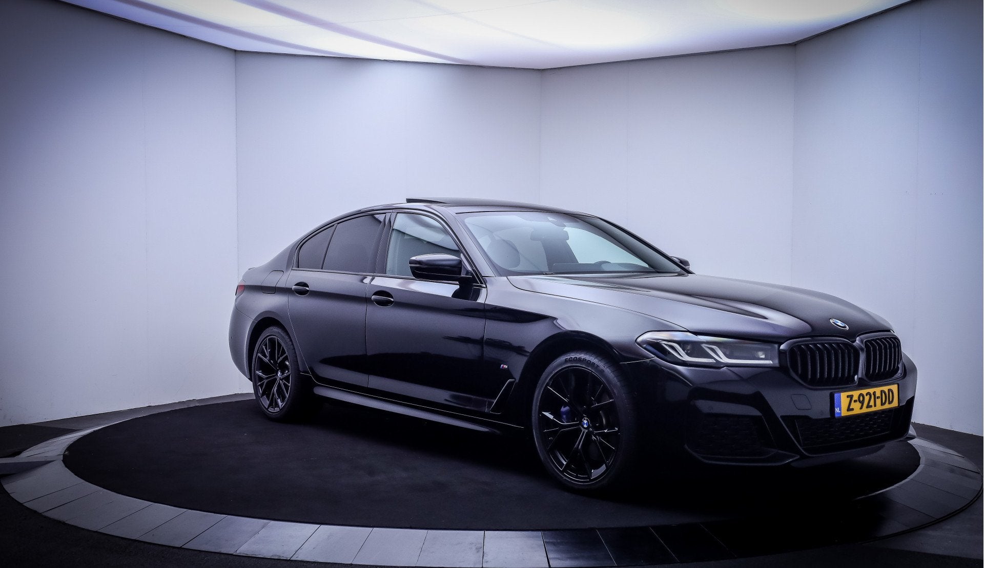 BMW 5 Serie 530e M-SPORT High Executive SCHUIFDAK | HARMAN K, Auto's, Gebruikt, 4 cilinders, Alcantara, Zwart