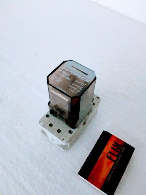 Relais Schrack RN900493 spoel 12VDC + voet, Ophalen of Verzenden, Zo goed als nieuw