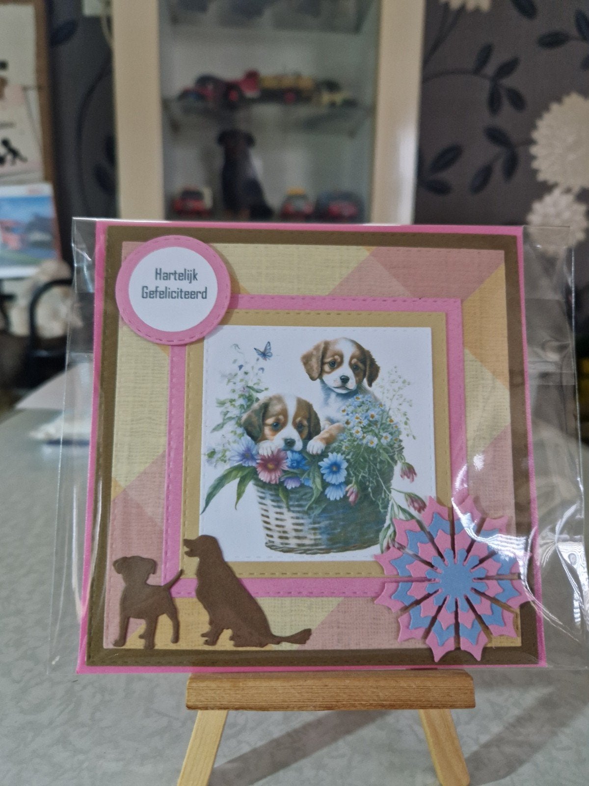 Kaartje verjaardag twee hondjes in mand met bloemen, Ophalen of Verzenden, Nieuw, Overige thema's