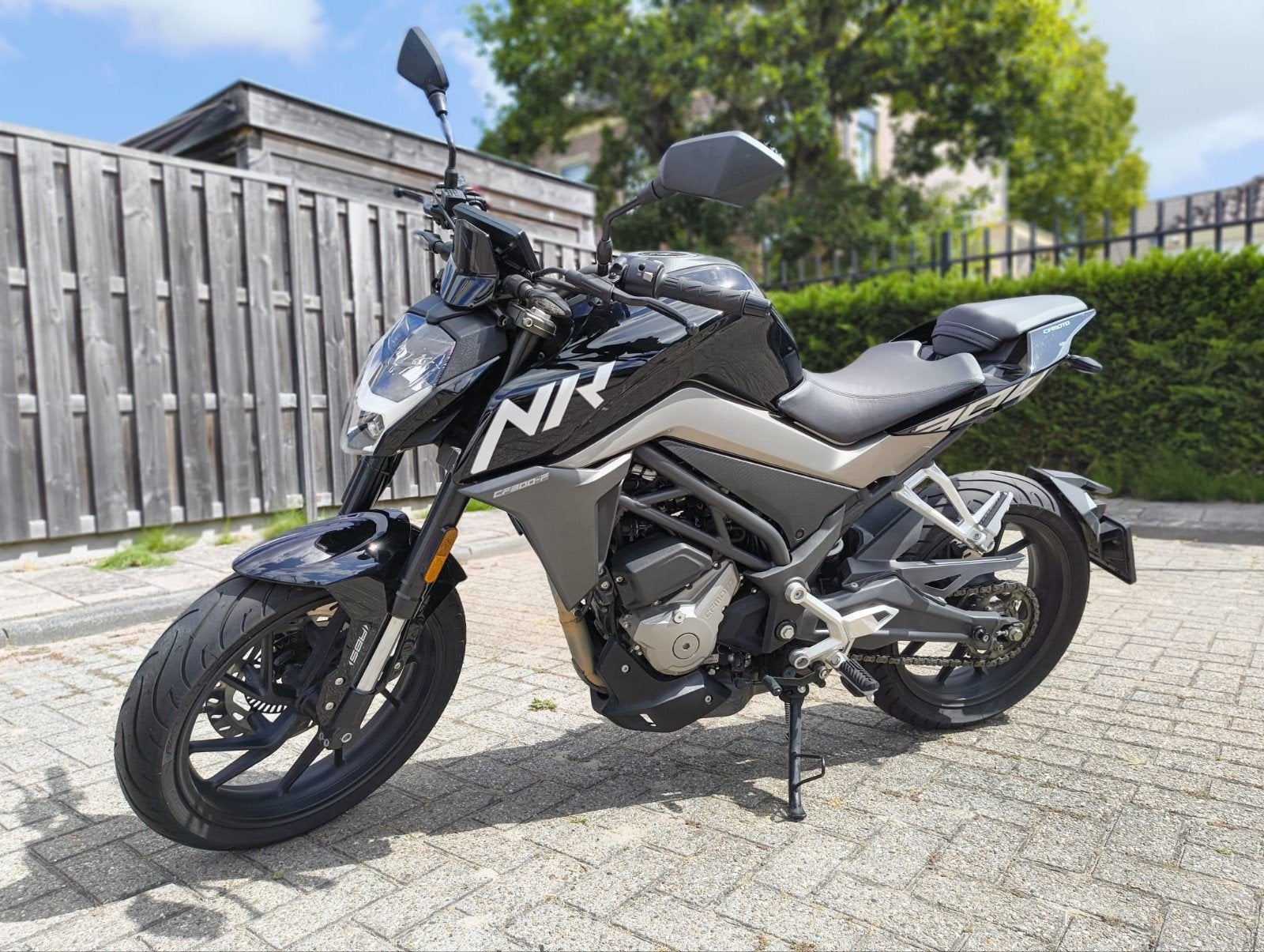 CFMOTO 300 NK - nieuwe Michelin banden - gaan als een raket!, Motoren, Occasion, 292 cc, Particulier, Minimaal motorrijbewijs A2