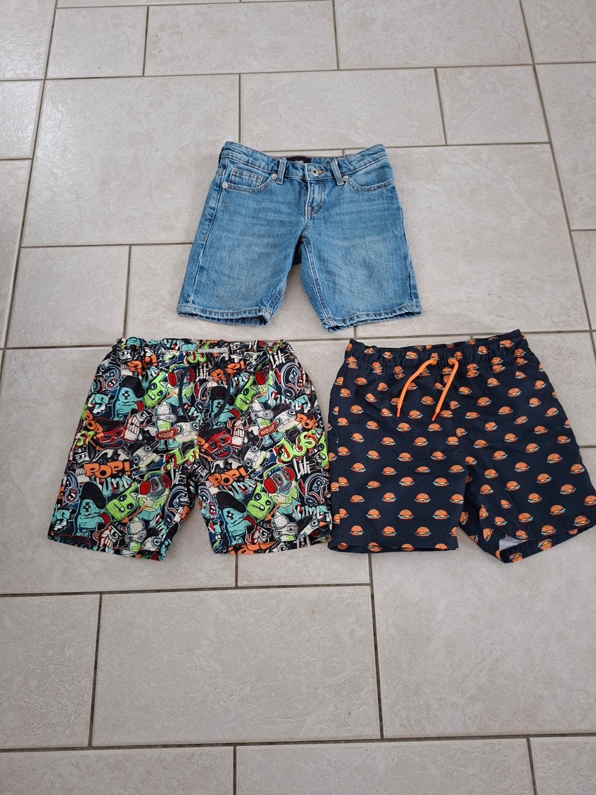 3 STUKS 2 ZWEMBROEKEN MAAT 134 EN 1JEANS  MAAT 134 /140 €10, Ophalen of Verzenden, Jongen, Broek