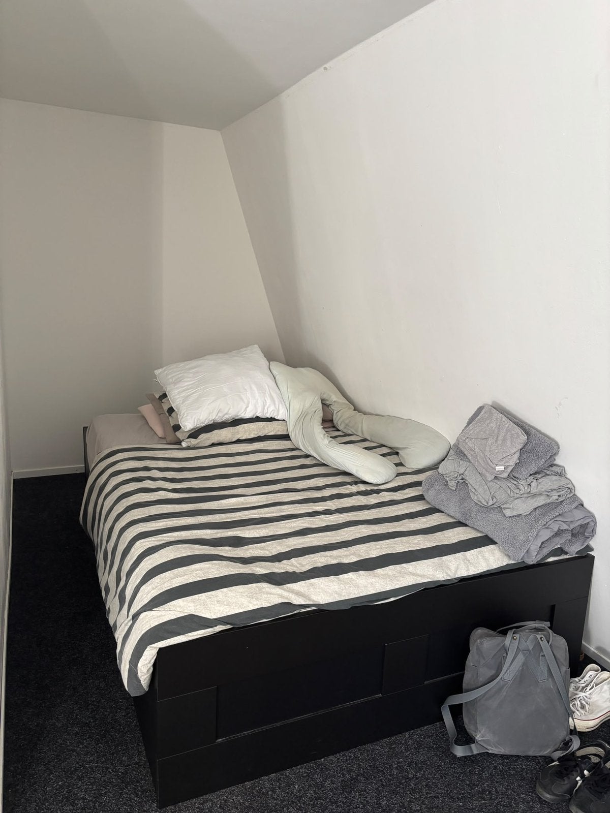 Ikea bed, Huis en Inrichting, Ophalen, Zwart, 140 cm, Zo goed als nieuw