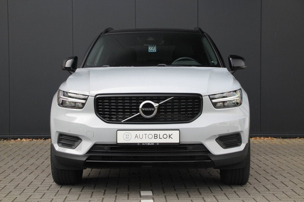 Volvo XC40 1.5 T4 Recharge R-Design Expression | Trekhaak |, Auto's, Volvo, Zwart, Leder, Bedrijf, Hybride Elektrisch/Benzine