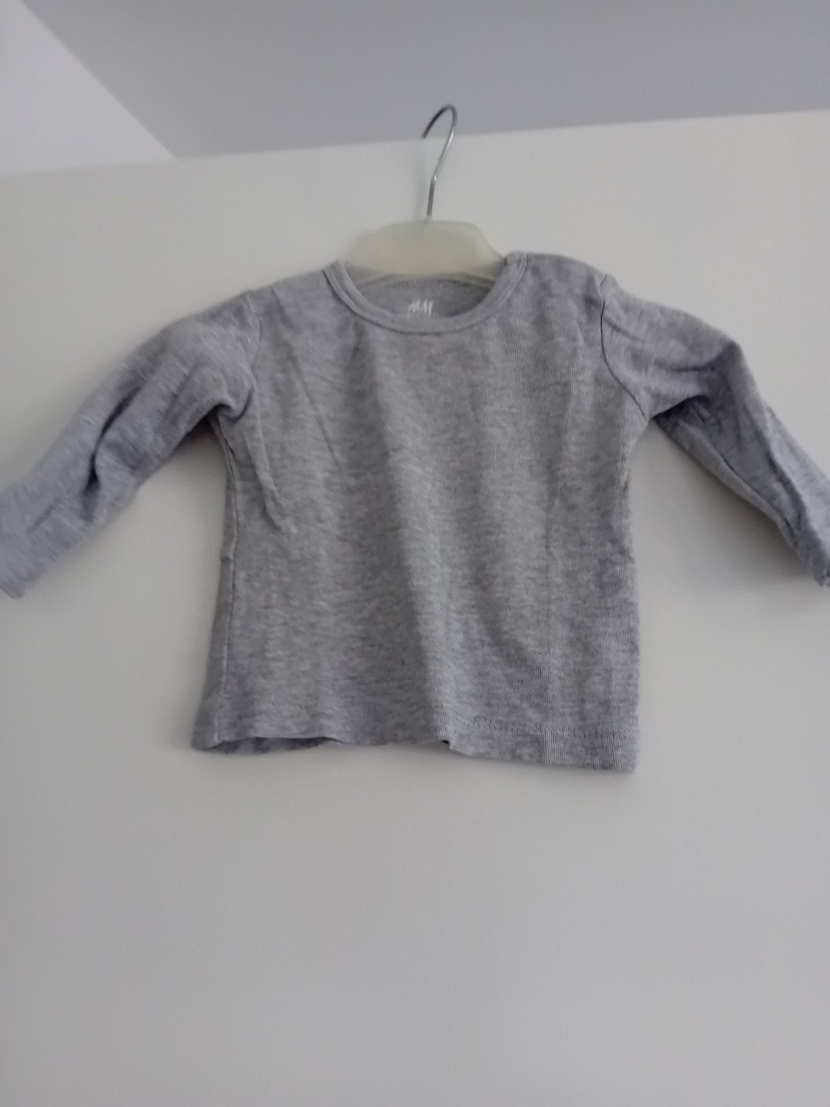 Grijze longsleeve H&M maat 68, Kinderen en Baby's, Babykleding | Maat 68, H&M, Ophalen of Verzenden, Zo goed als nieuw, Jongetje