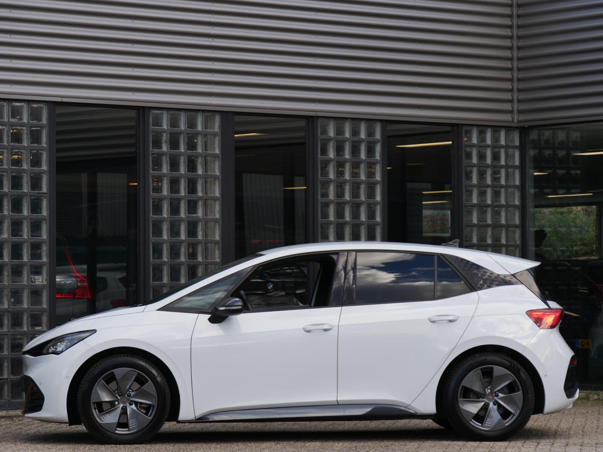 CUPRA Born 62kWh BUSINESS PLUS/ CAMERA/ PDC V+A/ NL-AUTO/ SO, Auto's, Automaat, Gebruikt, Wit, Origineel Nederlands