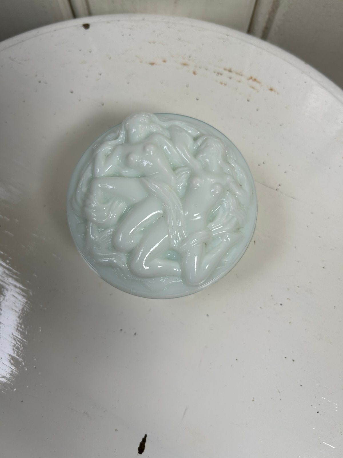Opaline wit zeepbakje met deksel reliëf naakten, Antiek en Kunst, Antiek | Glas en Kristal, Ophalen of Verzenden