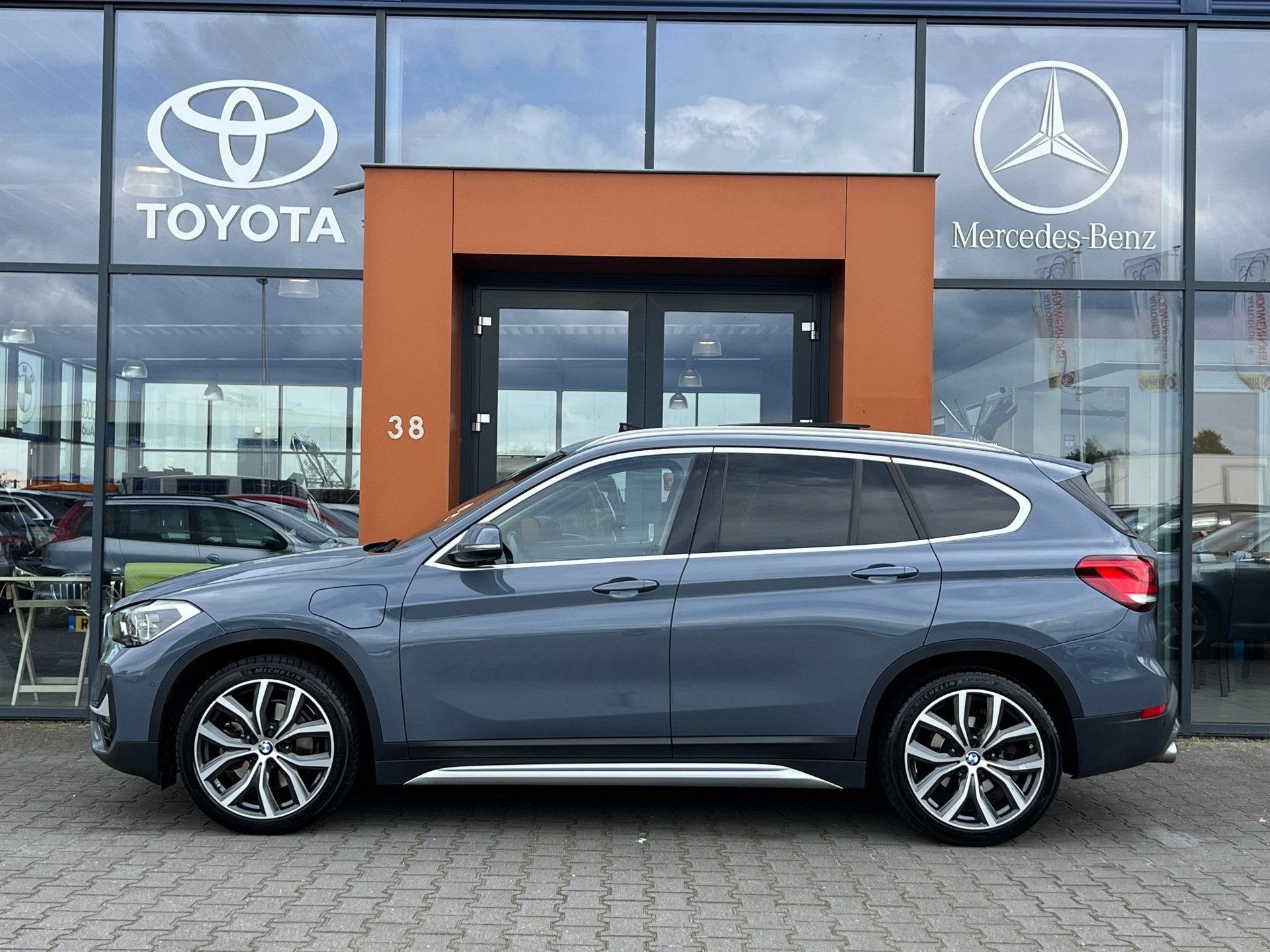 BMW X1 XDrive25e eDrive|Pano|Trekhaak|Sfeerverl.|HUD|Memory, 125 pk, Gebruikt, Leder en Stof, Plug-in hybride