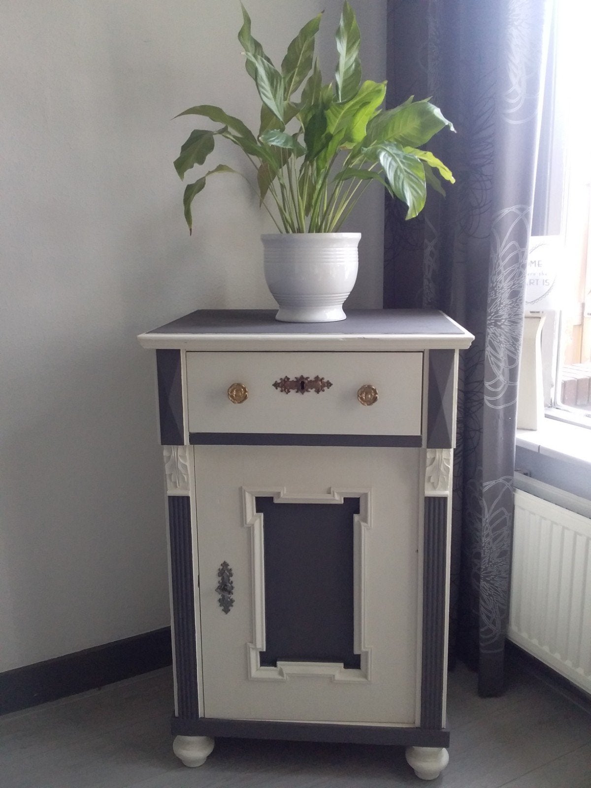 een leuk brocante kastje wit/grijs met lade en deur, Ophalen