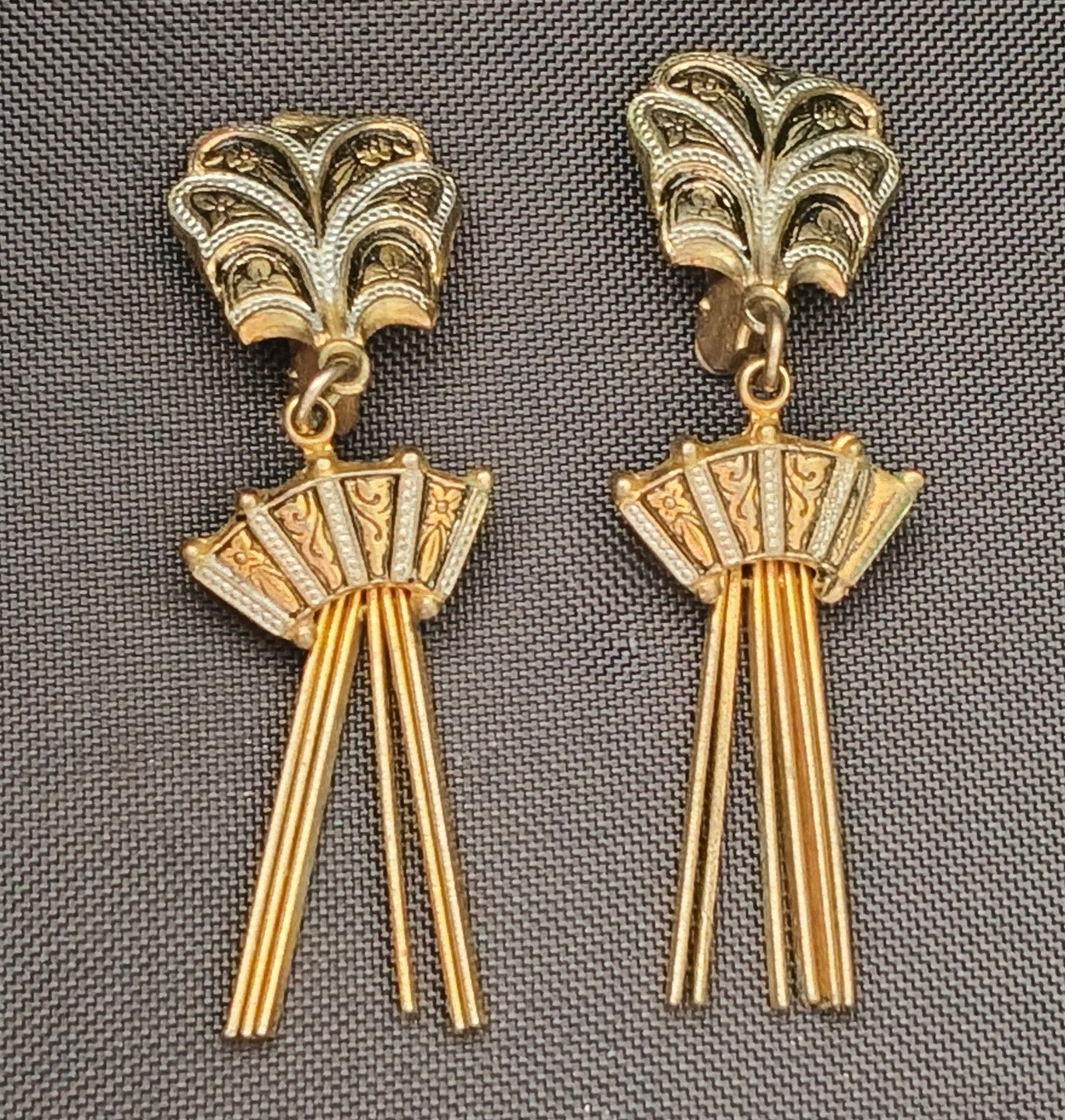 Vintage Spaanse damascene fancy clip on oorbellen 1950, Verzenden, Zo goed als nieuw, Goud, Overige materialen