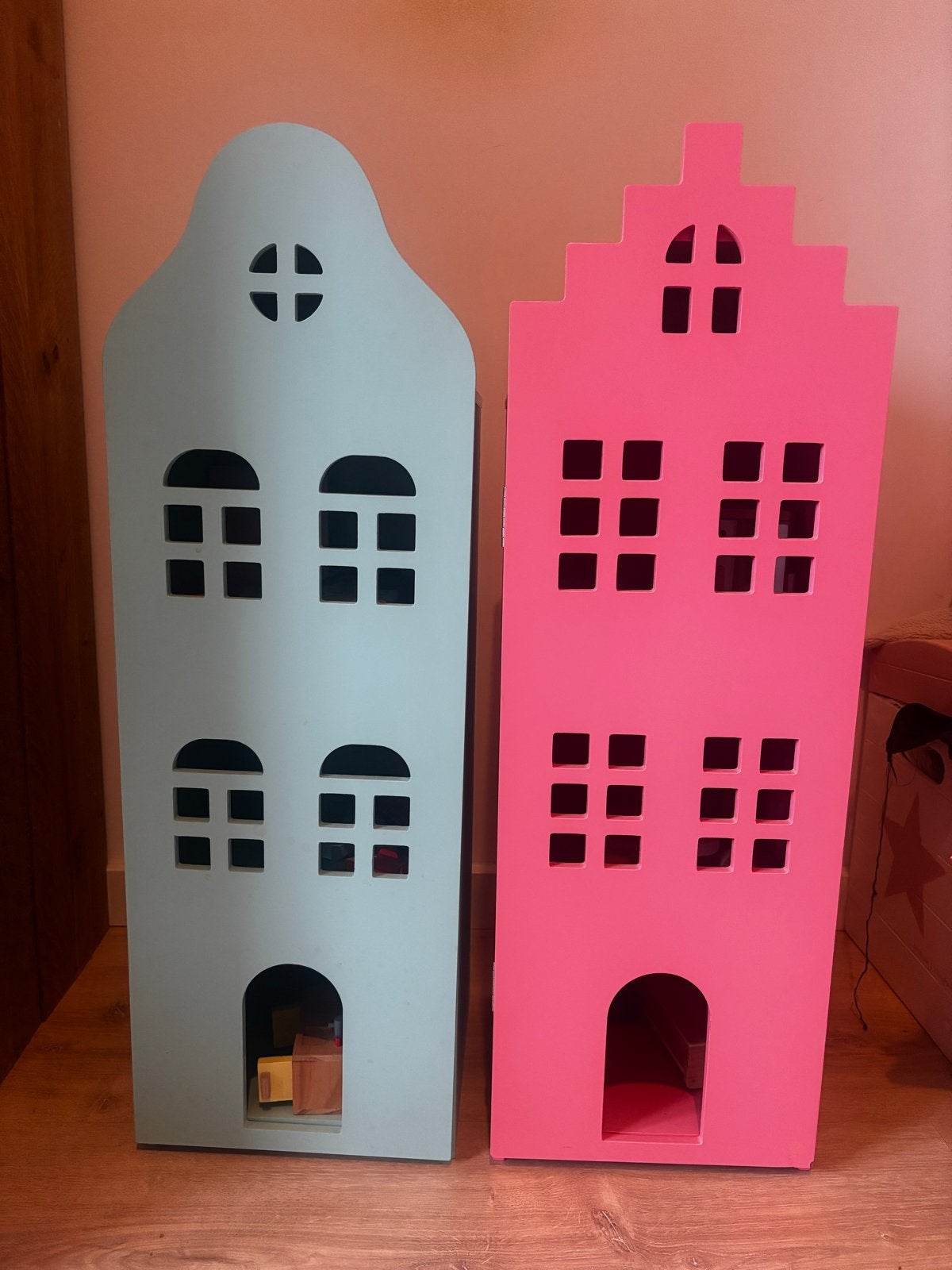 Houten poppenhuizen HEMA - set van 2 met accessoires, Ophalen, Zo goed als nieuw, Poppenhuis
