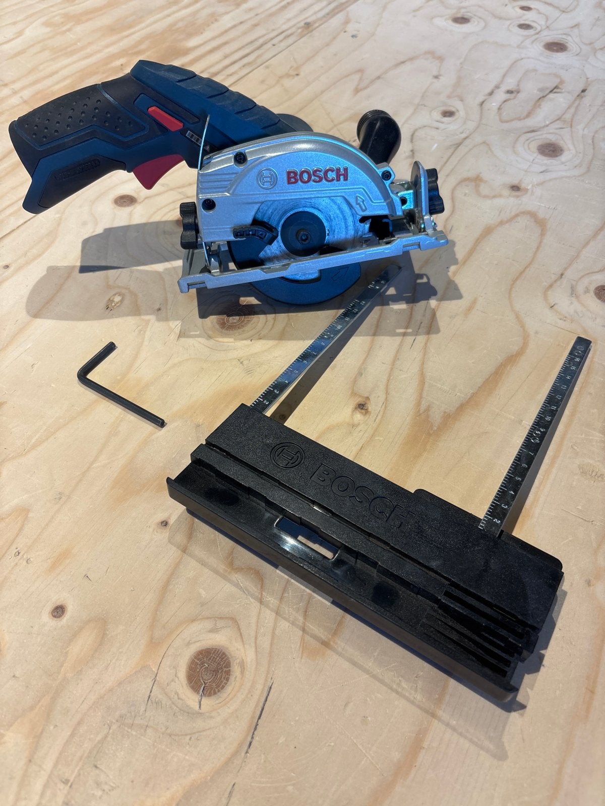 Bosch GKS 12V-26 Accu Cirkelzaag met Inlay en Lineaalaanslag, Minder dan 30 mm, Cirkelzaag, Ophalen of Verzenden, Zo goed als nieuw