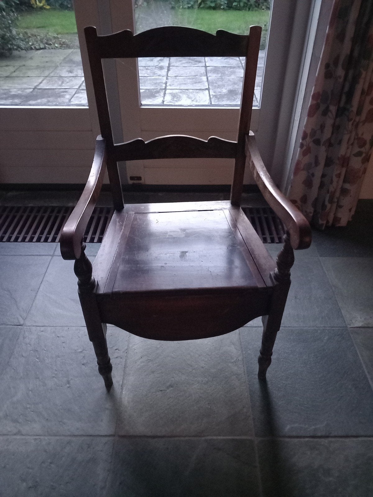 Antieke Po-stoel., Ophalen