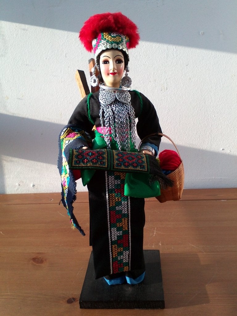 Mooie vintage handgemaakte pop uit Thailand 33 cm.