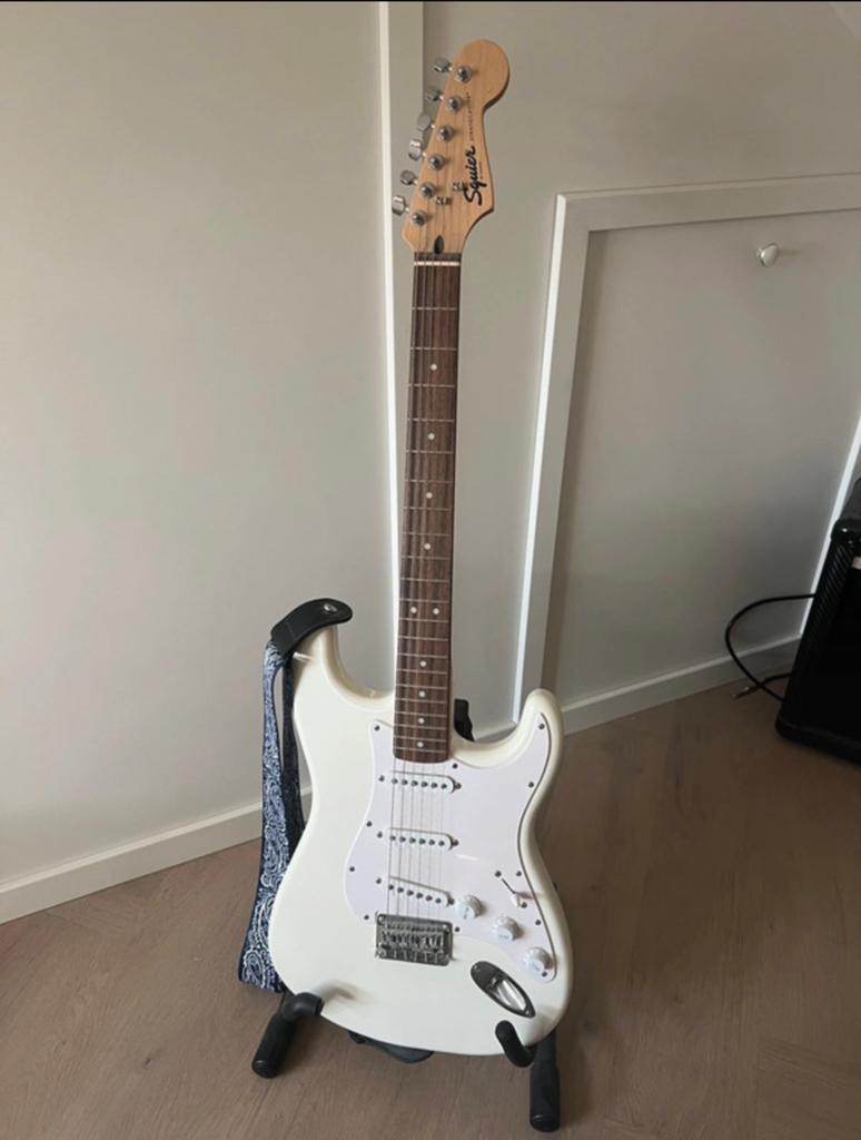 Fender Squier Affinity Strat MN OW, Ophalen of Verzenden, Zo goed als nieuw, Solid body, Fender