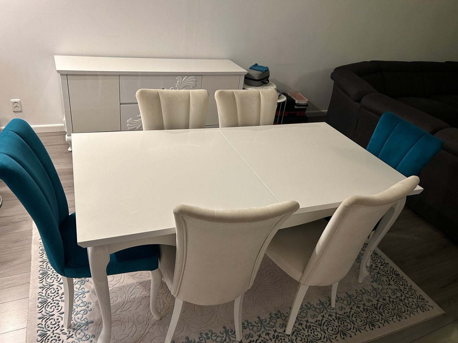 Uitschuifbare eettafel wit hoogglans met 6 stoelen, Huis en Inrichting, Ophalen, Overige materialen, Gebruikt, 50 tot 100 cm