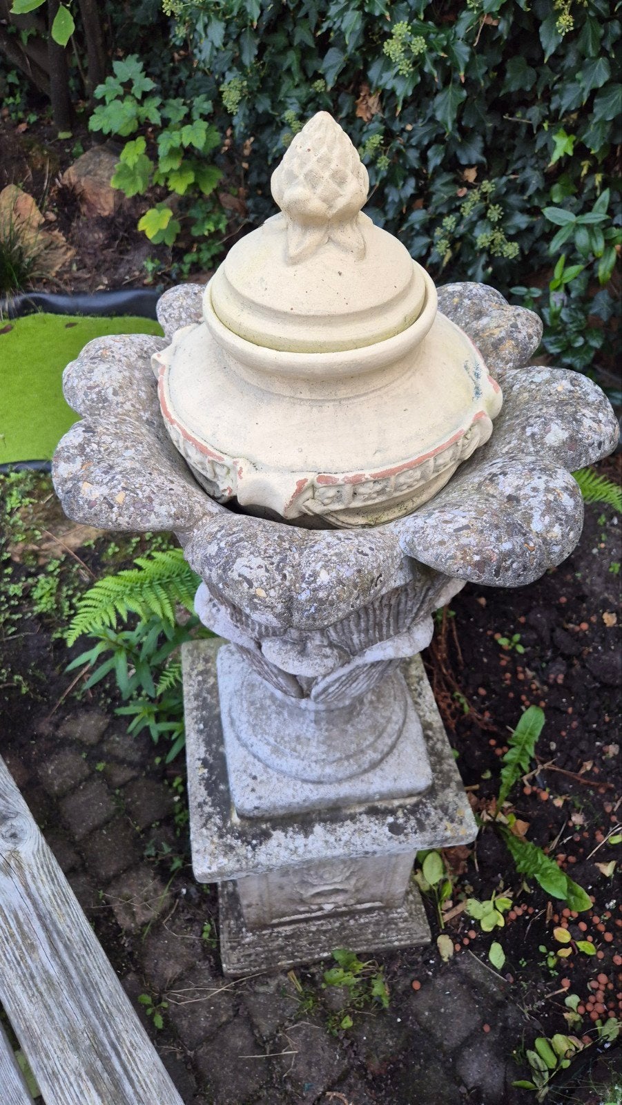 Decoratieve stenen vaas met deksel voor tuin, Ophalen, Gebruikt