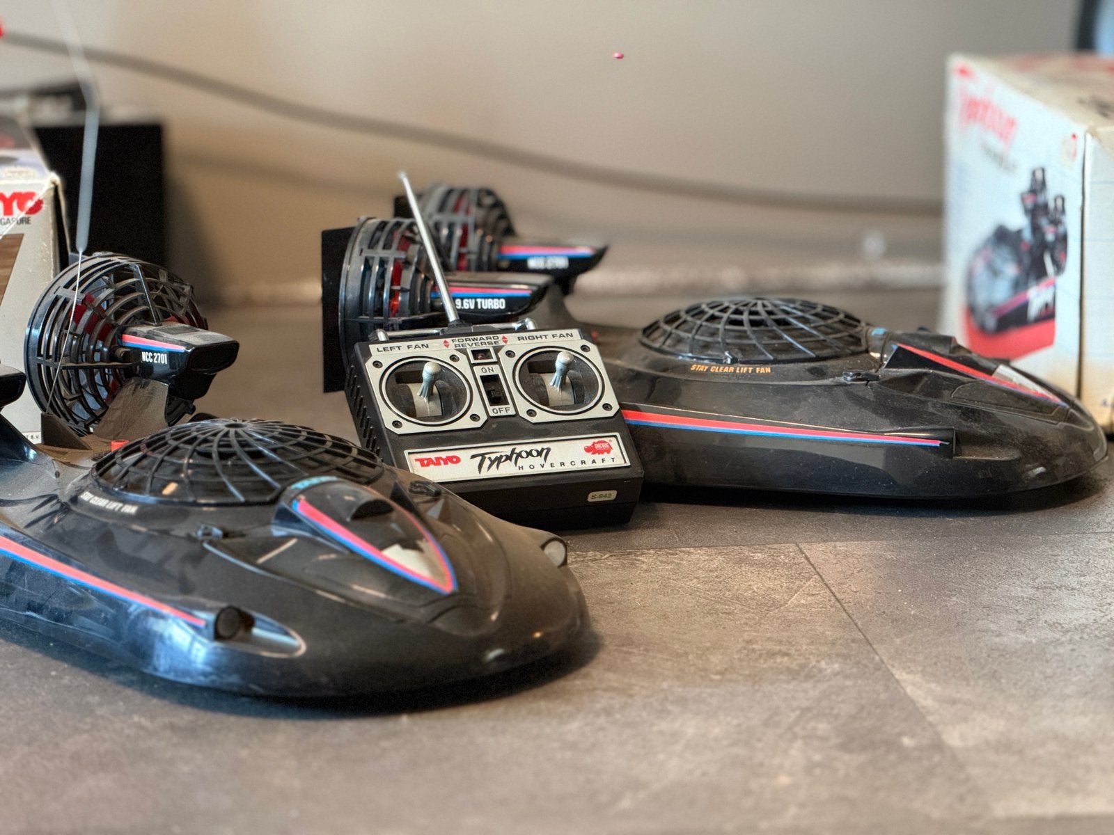 2x Taiyo Typhoon 9.6V RC hovercraft werkend + zender, Ophalen, Zo goed als nieuw, Overige schalen, Onderdeel