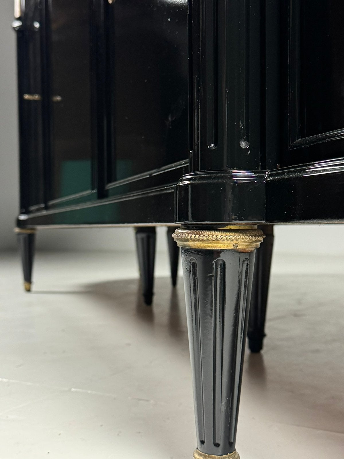 Franse Louis XVI dressoir klassiek zwart, Huis en Inrichting, Kasten | Dressoirs, Ophalen, Zo goed als nieuw, 25 tot 50 cm