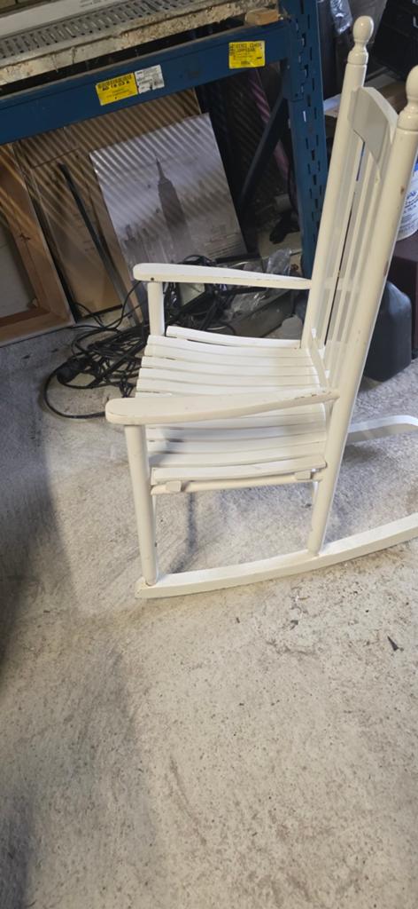 Houten witgeschilde schommelstoel, Ophalen, Gebruikt, Wit, Eén