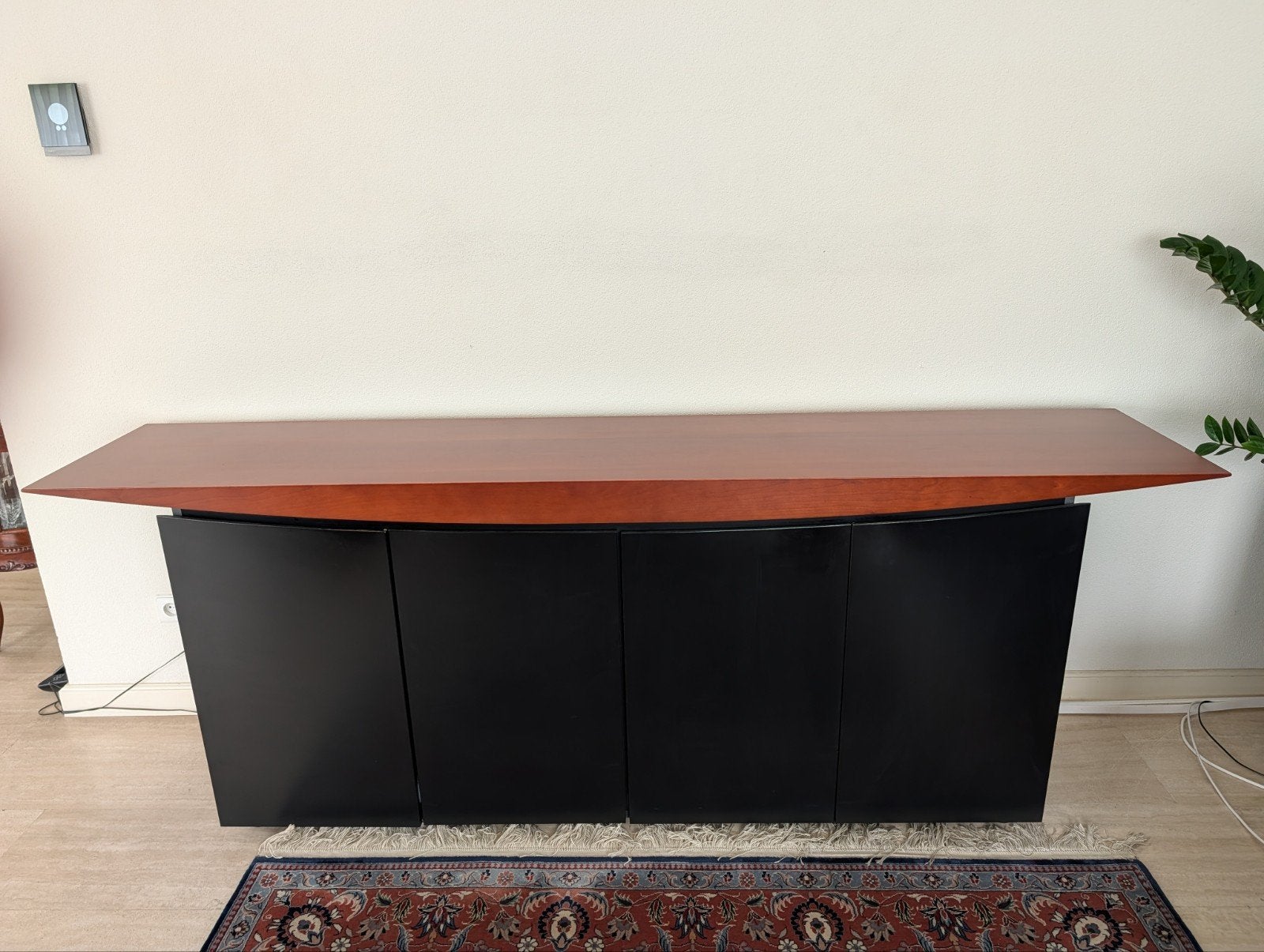 Dressoir, Huis en Inrichting, Kasten | Dressoirs, Zo goed als nieuw, 200 cm of meer, 25 tot 50 cm, Met deur(en), Met plank(en)