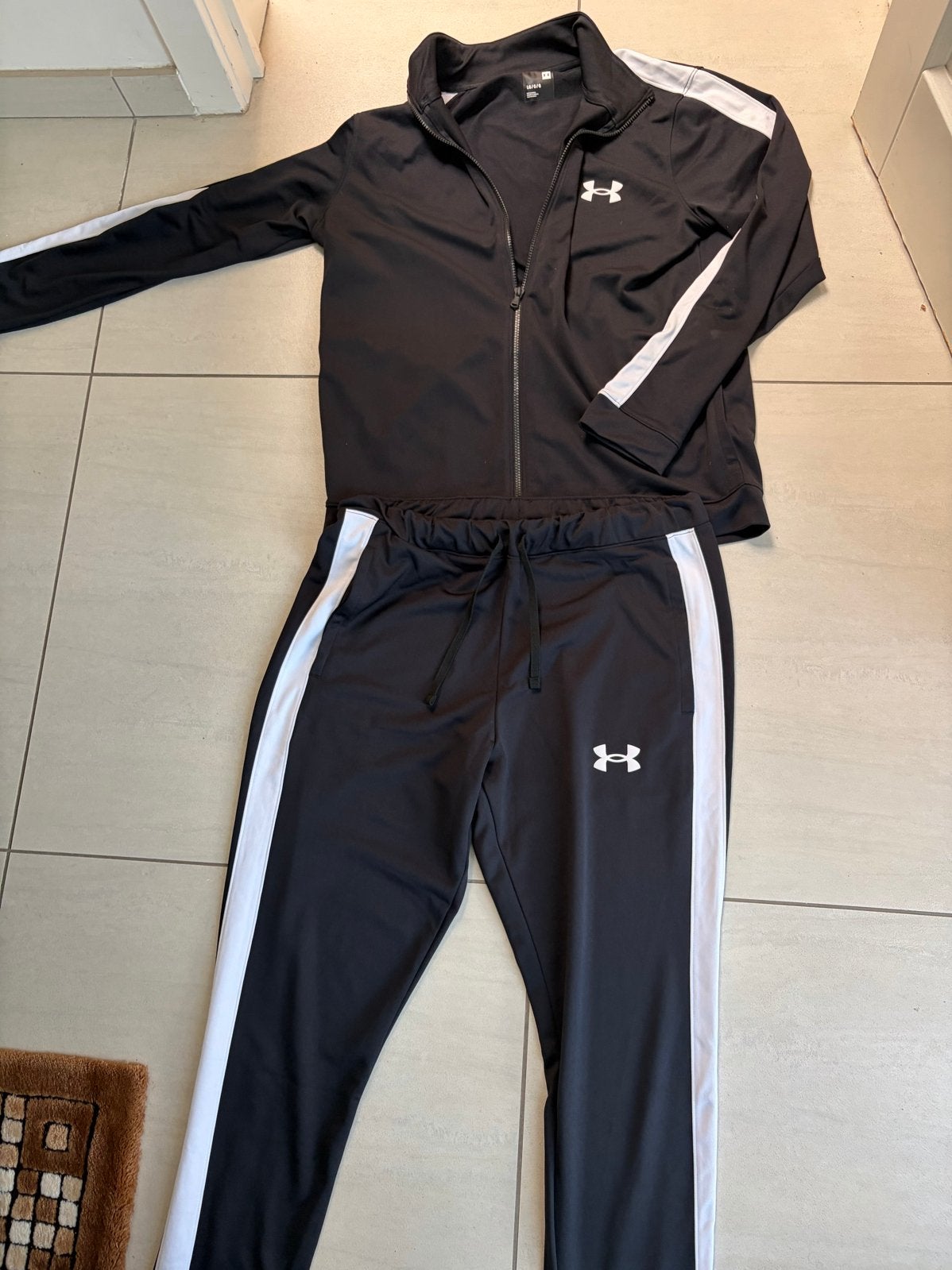 Under Armour trainingspak zwart met witte strepen, Zwart, Maat 42/44 (L), Ophalen of Verzenden, Fitness of Aerobics