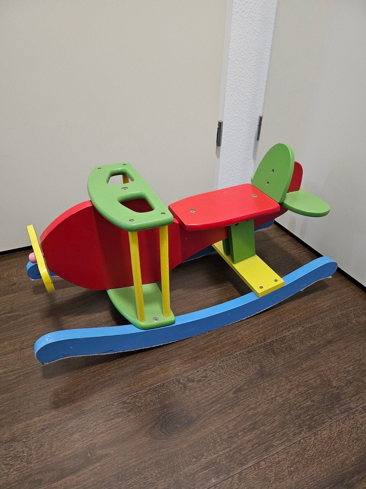 Kleurrijk houten hobbelvliegtuig voor uren speelplezier, Ophalen