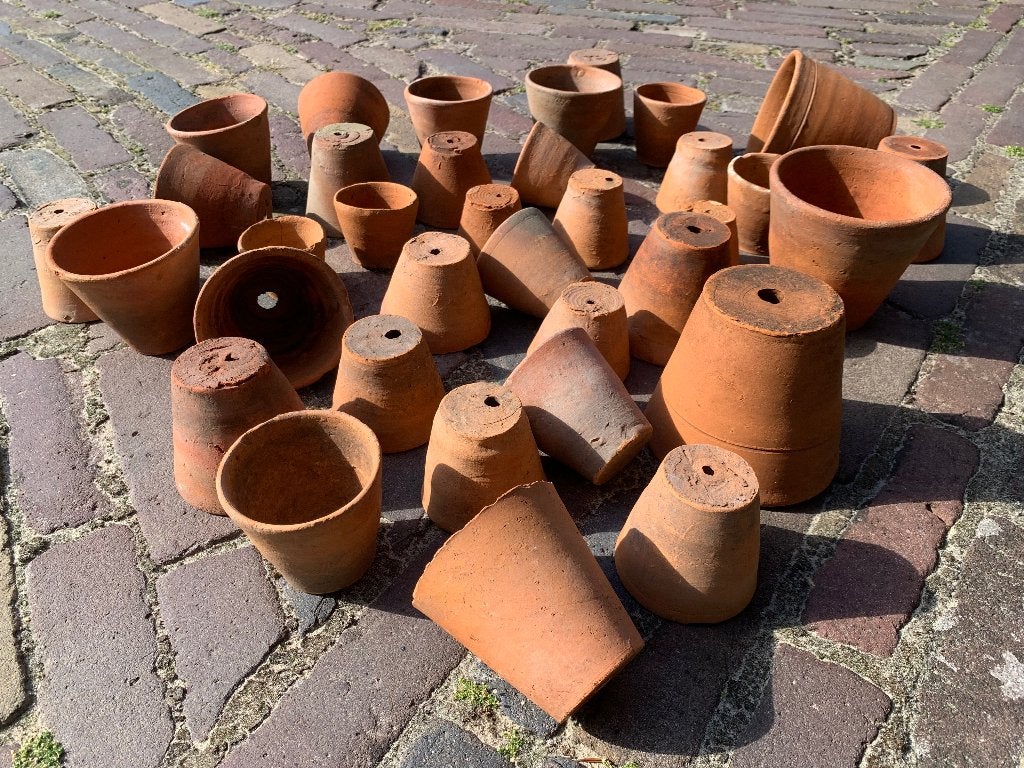 Foto 21 van Antieke handgemaakte aardewerken kweekpotjes
