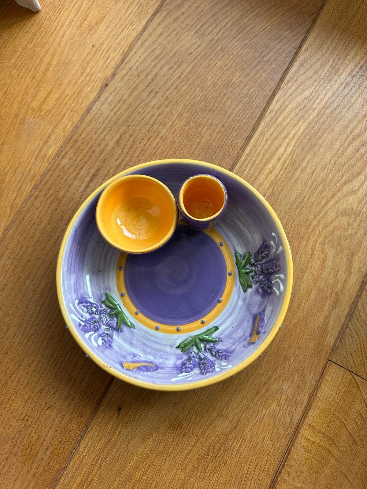 Paars/geel servies met lavendelmotief, Huis en Inrichting, Keramiek, Ophalen of Verzenden, Overige stijlen, Schaal of Schalen