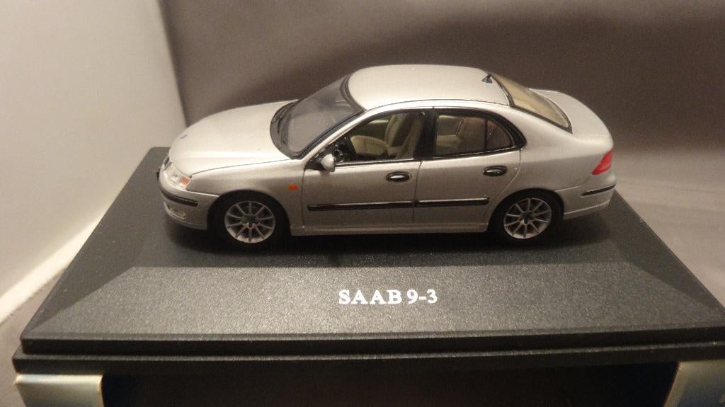 Universal Hobbies Saab 9-3 zeldzaam 1:43 zilver grijs, Ophalen of Verzenden, Zo goed als nieuw, Auto, Overige merken