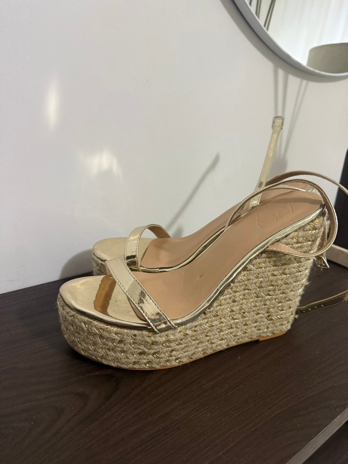 Nieuwe gouden sleehakken maat 40, Ophalen of Verzenden, Nieuw, Overige kleuren, Schoenen met hoge hakken