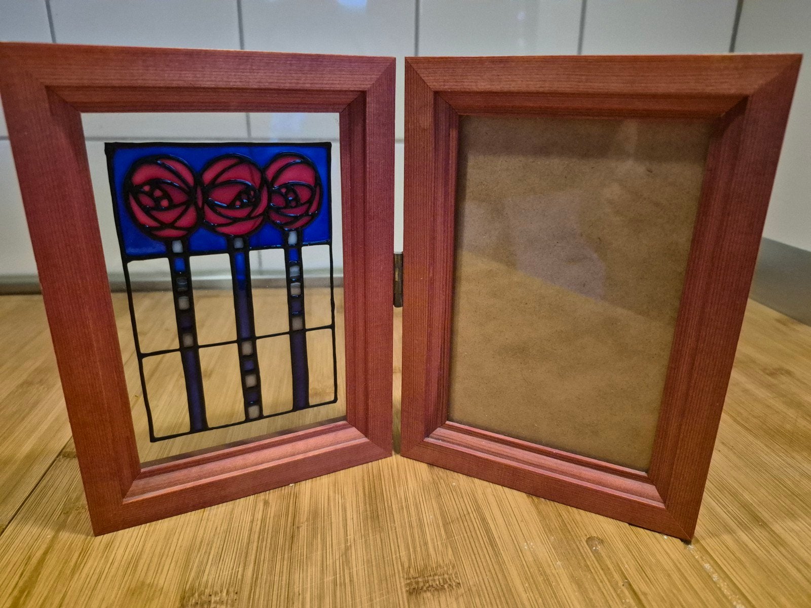 Handgemaakte Schotse Fotolijst met Glas-in-lood Roosjes, Handgemaakt, Ophalen of Verzenden, Zo goed als nieuw, Fotolijst