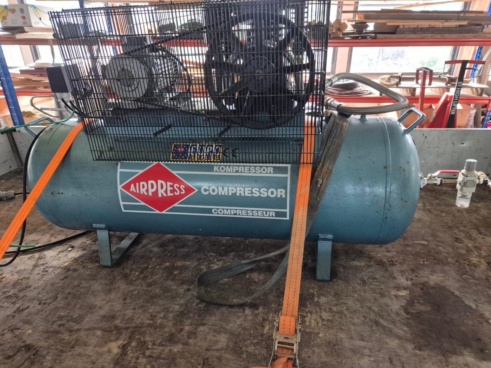 Airpress compressor K300-600, Ophalen, Zo goed als nieuw, Mobiel, 10 bar of meer