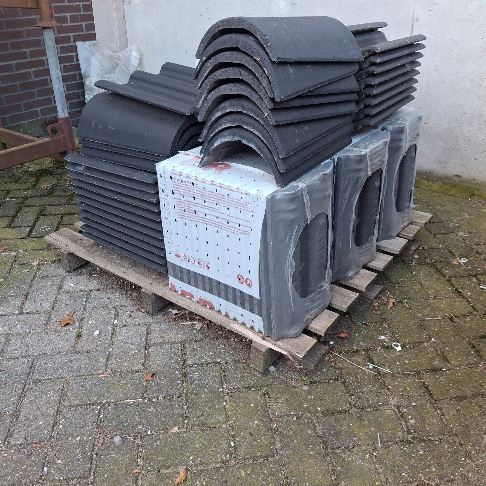200 Sneldek dakpannen met vorsten en kantpannen, Ophalen, Gebruikt, Steen of Klei, Zwart