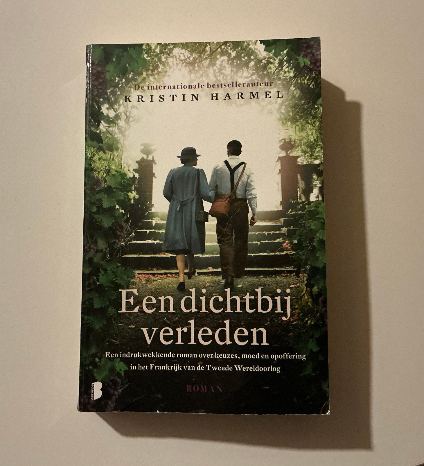 Een dichtbij verleden, Kristin Harmel, Boeken, Ophalen of Verzenden, Zo goed als nieuw