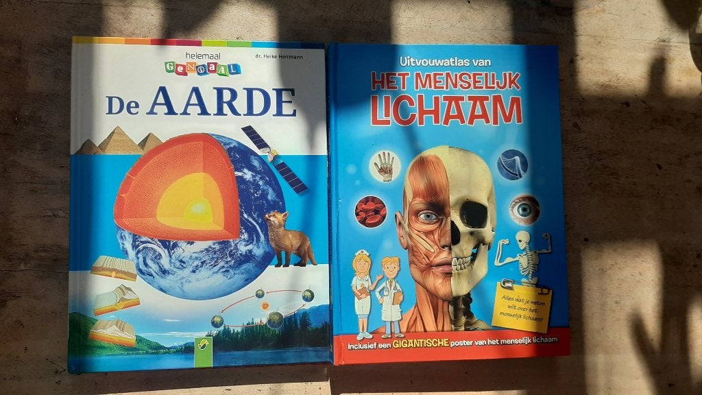 De Aarde & Het Menselijk Lichaam. €7,50 per stuk, Boeken, Kinderboeken | Jeugd | onder 10 jaar, Ophalen, Zo goed als nieuw, Diverse auteurs