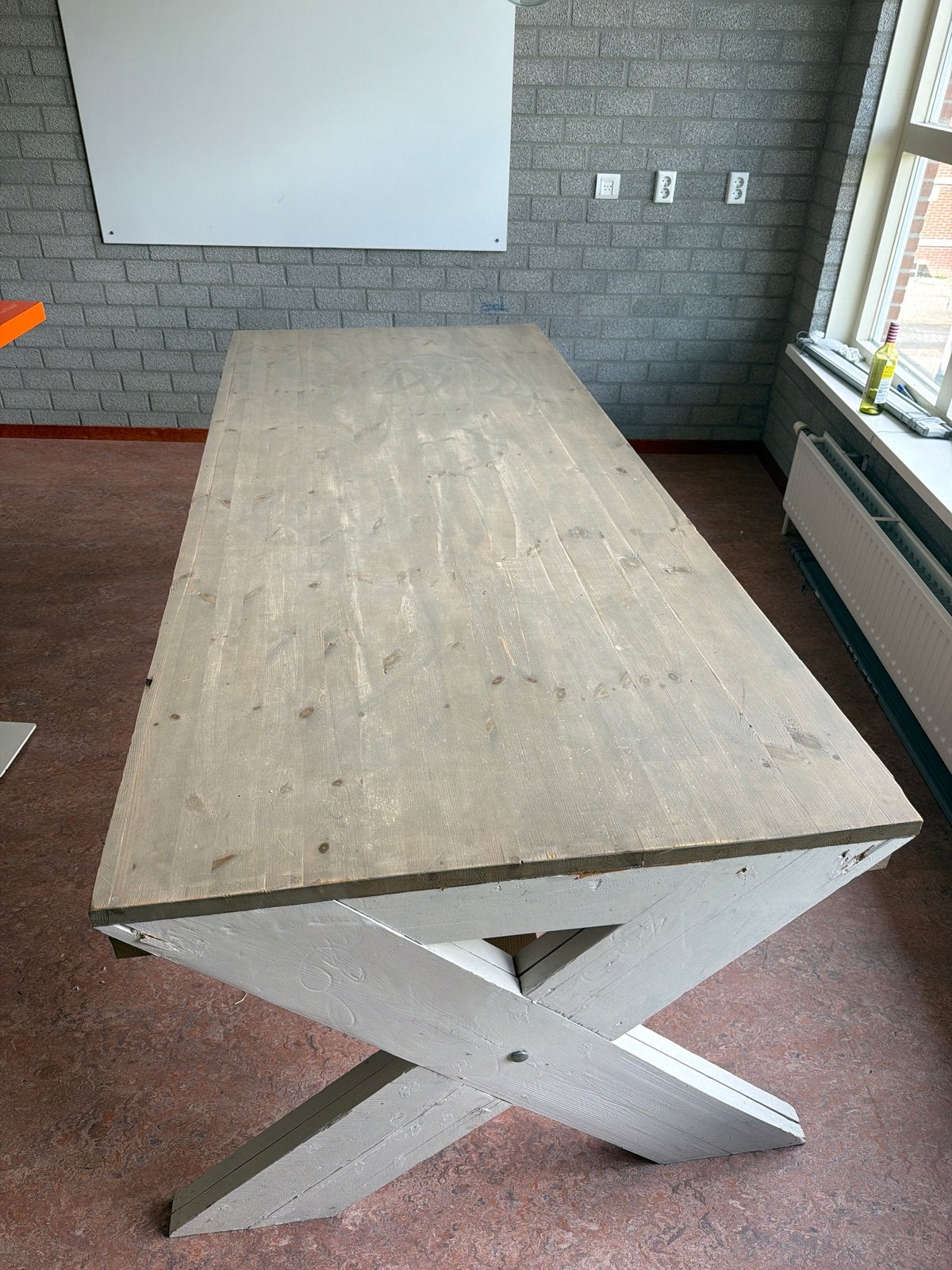 Gratis Robuuste houten eettafel met kruispoot onderstel, Huis en Inrichting, Tafels | Eettafels, Ophalen, Gebruikt, 200 cm of meer