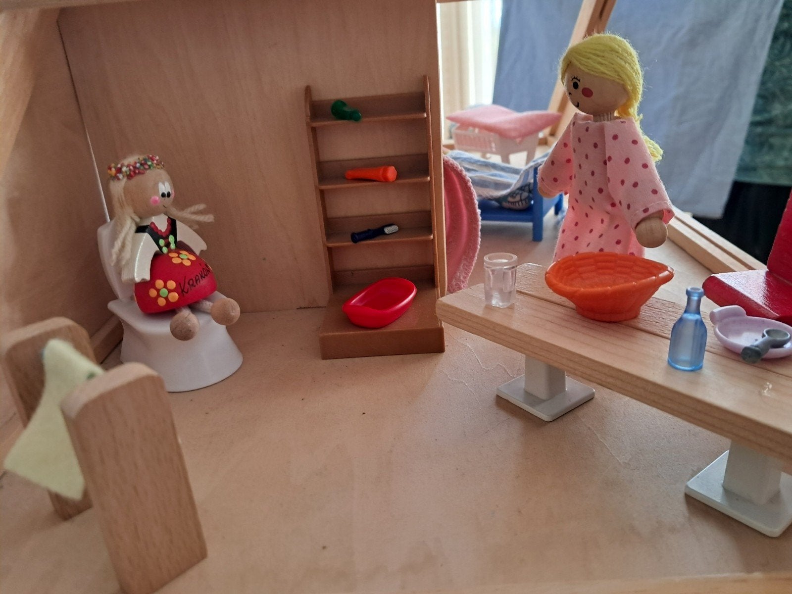 Foto 8 van Groot Playwood Poppenhuis met Meubels Poppetjes & Accessoire
